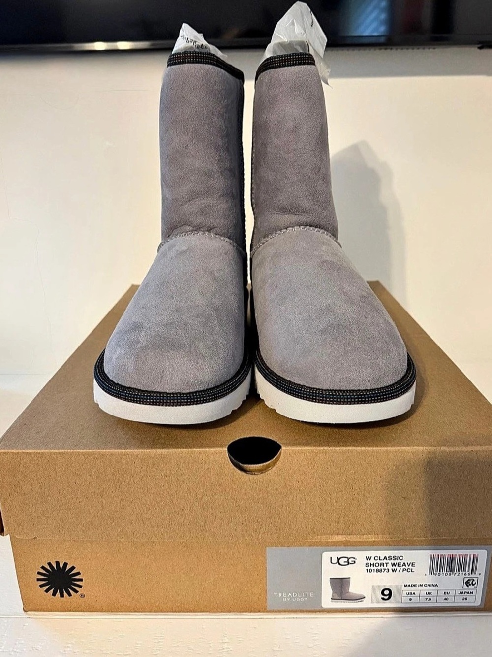 UGG Classic Short II Gray US 9 New
VERY RARE! Multi-color band (see last pic)